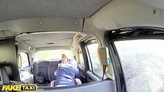 A laposmellű szöszi nőszemély kiválót kefél a taxivezetővel Thumb